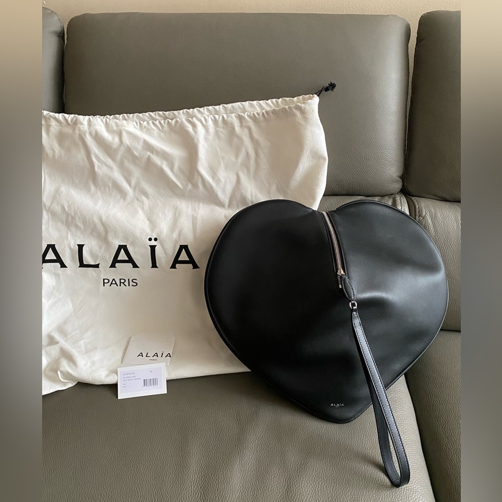 NEW Auth ALAÏA
Le Cœur Heart shape leather CLUTCH/BAG/ Wristlet Made in ITALY - Picture 6 of 16